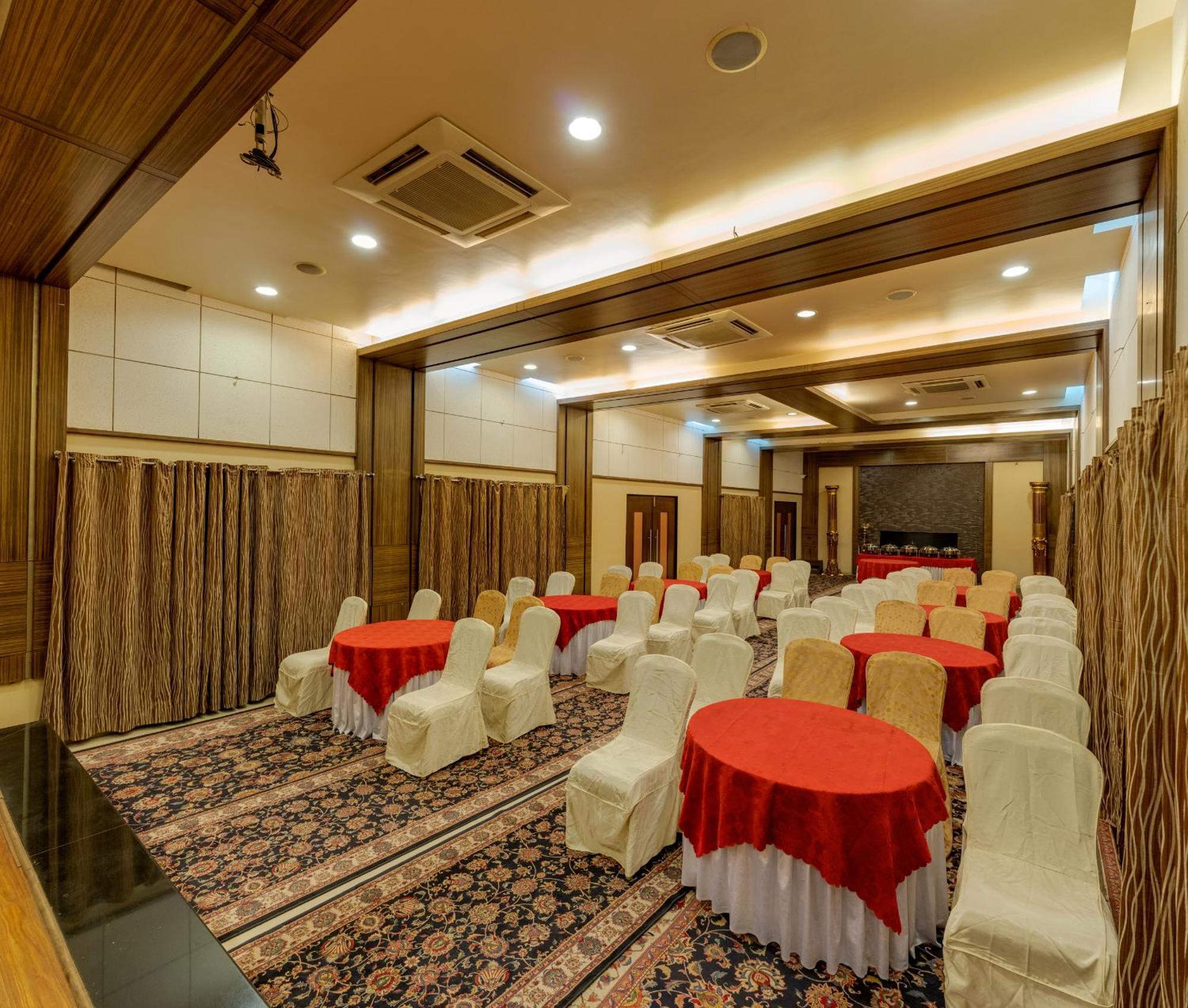 Hotel Surya Executive 3 Star Hotel ソーラープル エクステリア 写真