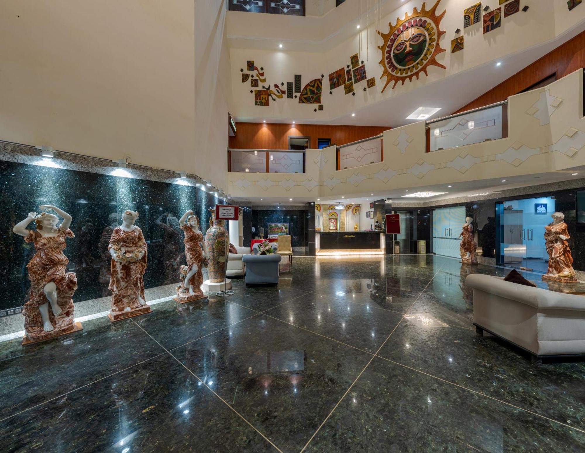 Hotel Surya Executive 3 Star Hotel ソーラープル エクステリア 写真