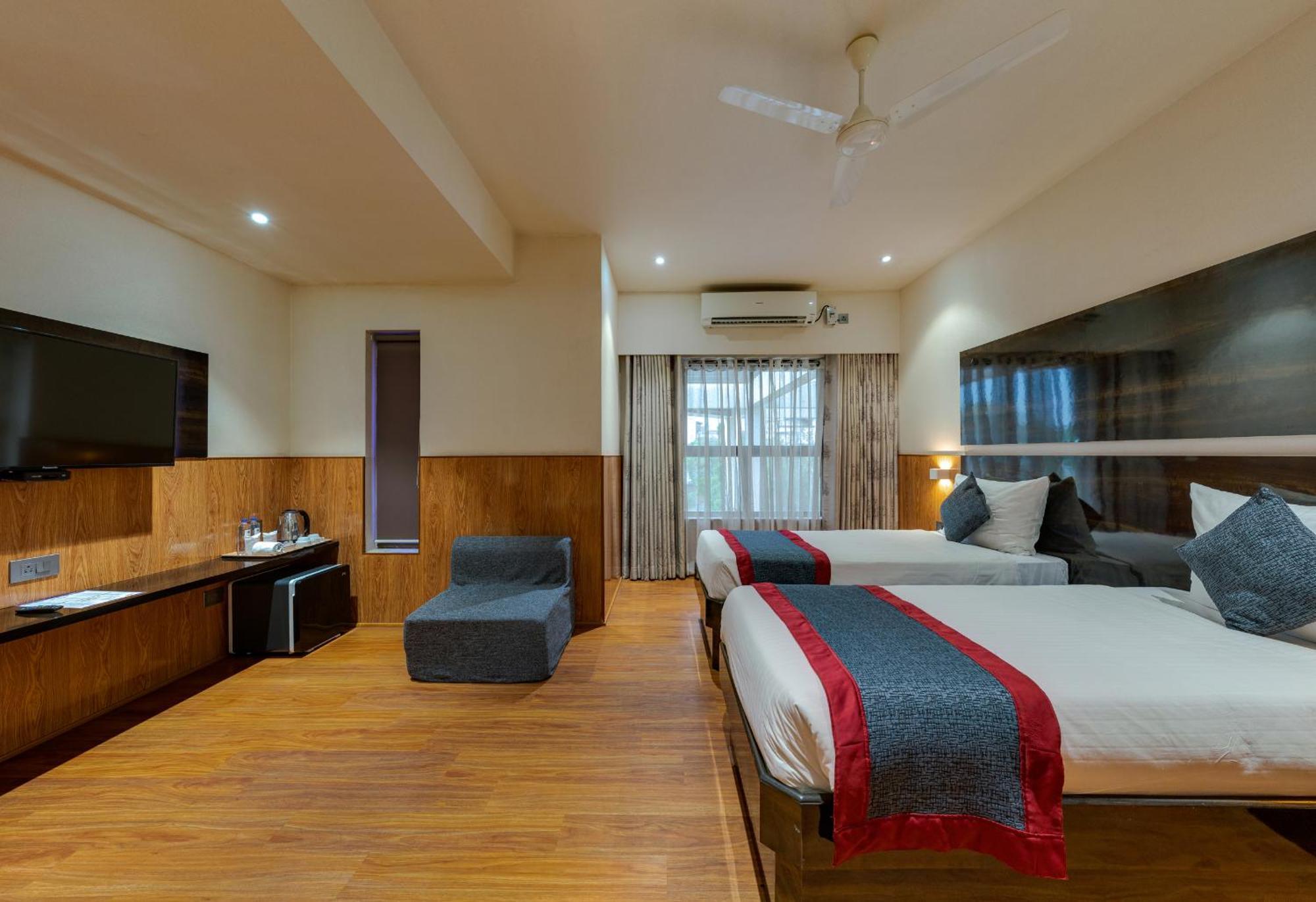 Hotel Surya Executive 3 Star Hotel ソーラープル エクステリア 写真