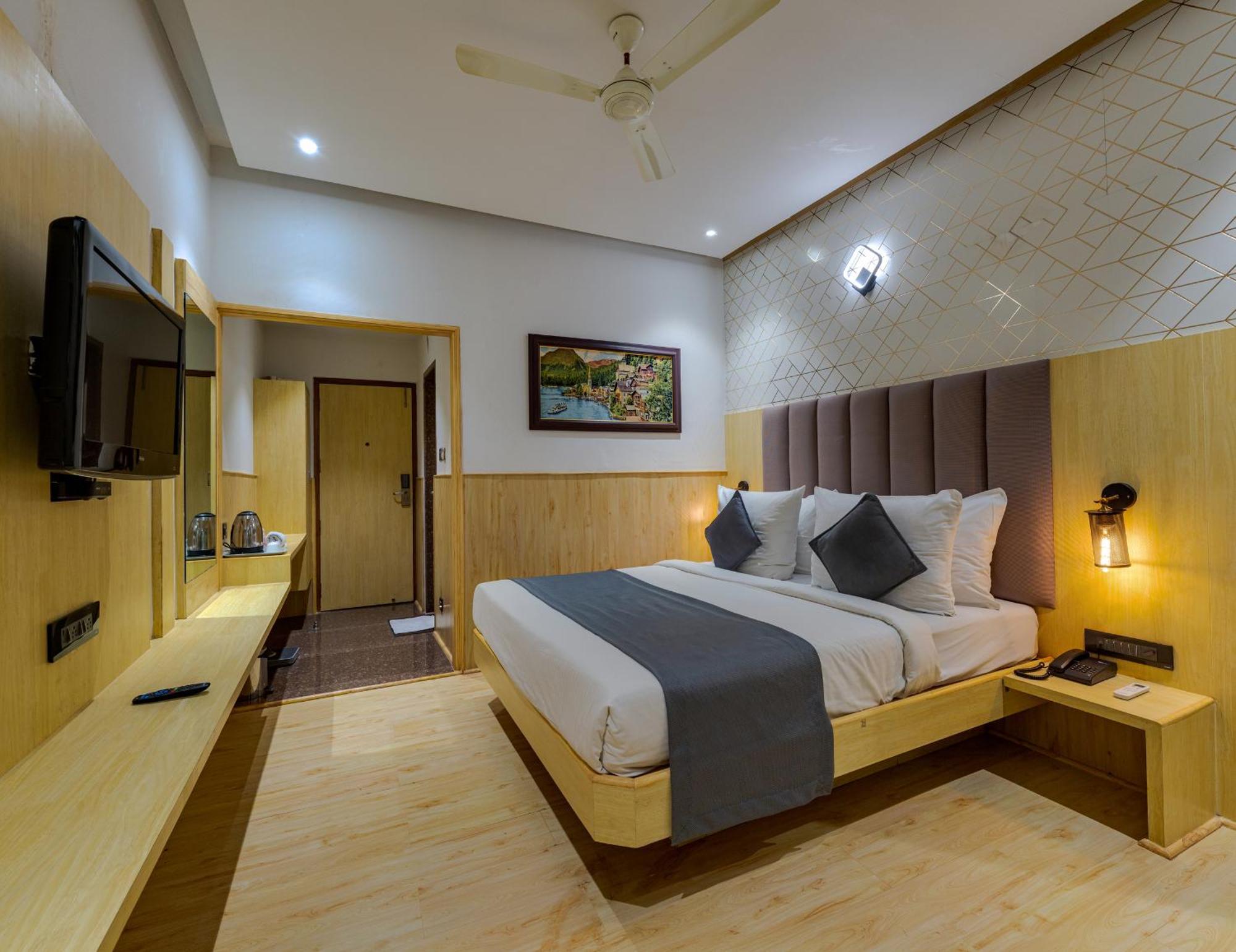 Hotel Surya Executive 3 Star Hotel ソーラープル エクステリア 写真