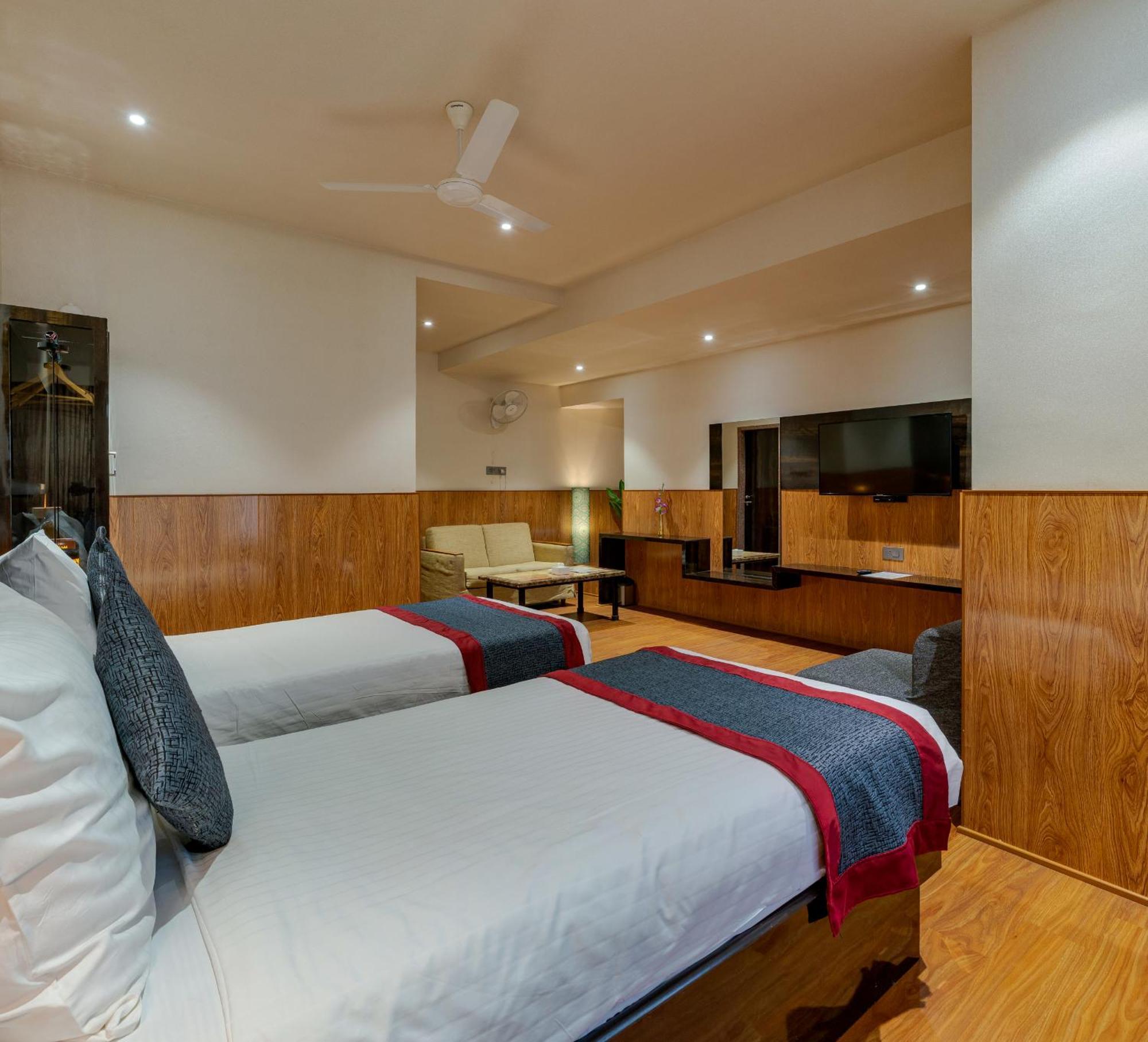 Hotel Surya Executive 3 Star Hotel ソーラープル エクステリア 写真