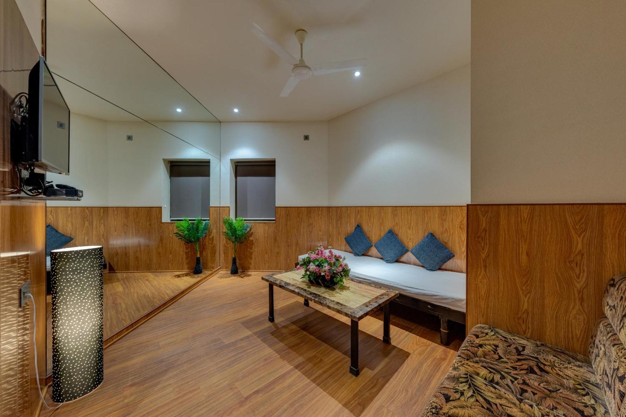 Hotel Surya Executive 3 Star Hotel ソーラープル エクステリア 写真