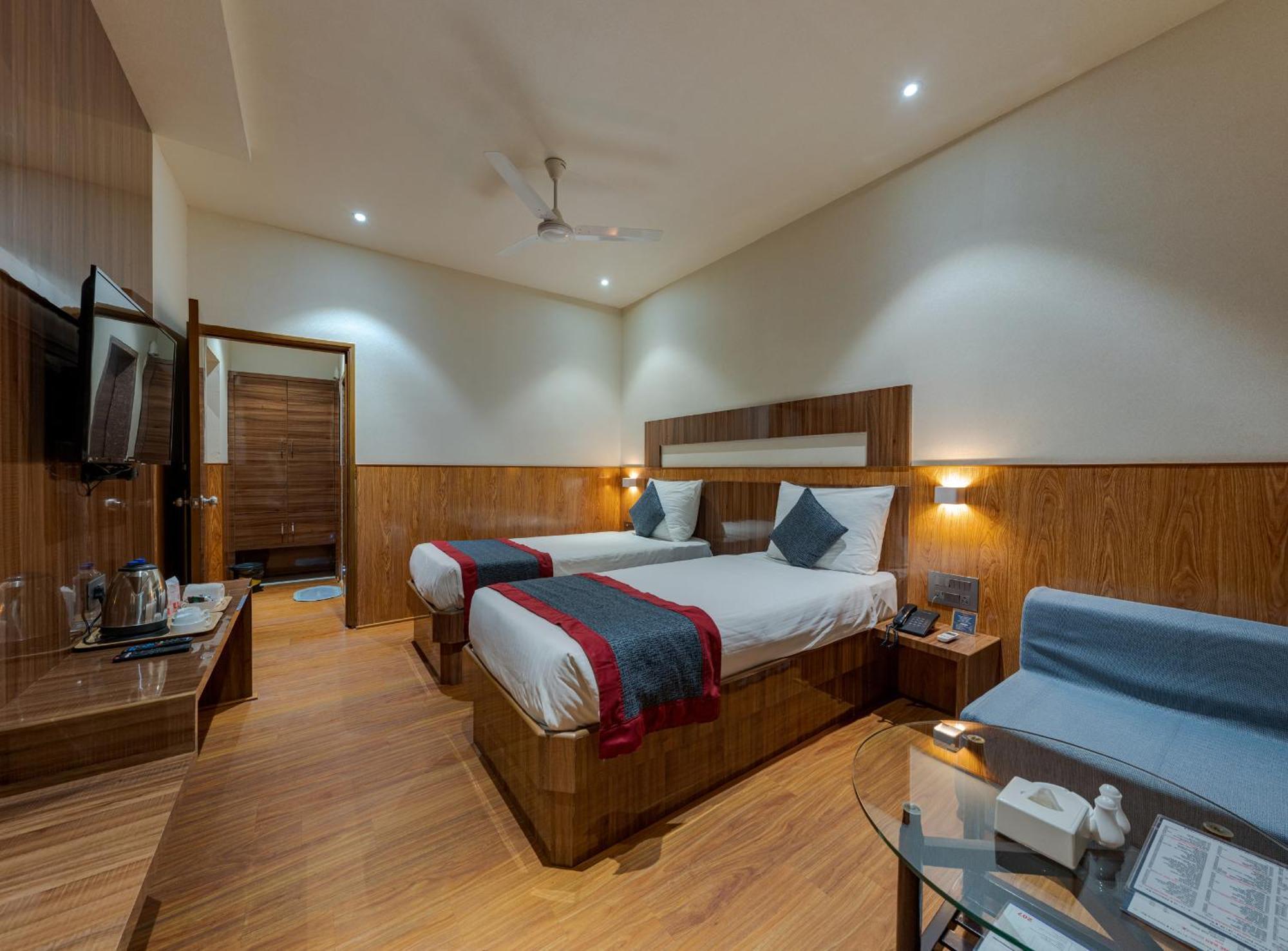 Hotel Surya Executive 3 Star Hotel ソーラープル エクステリア 写真