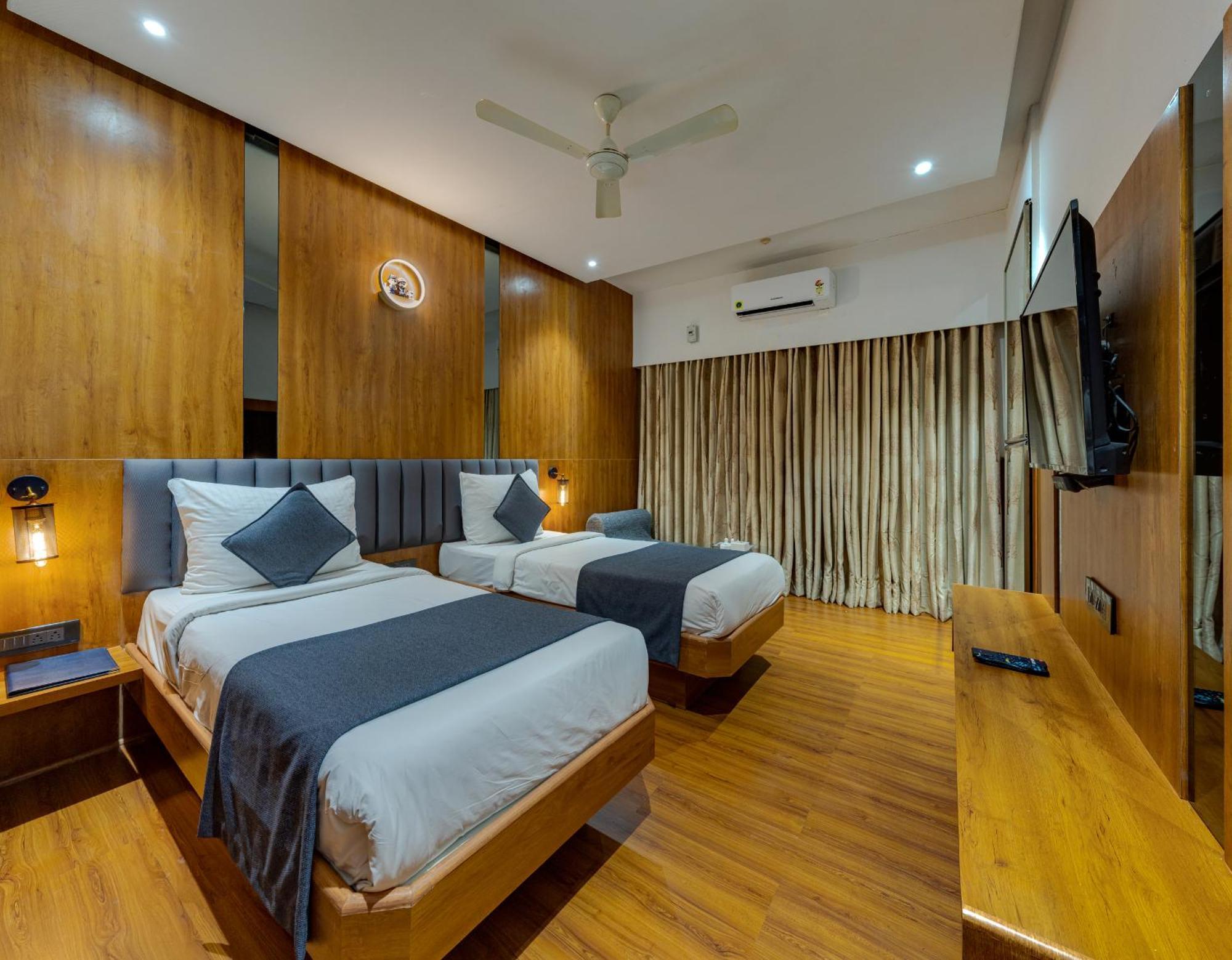 Hotel Surya Executive 3 Star Hotel ソーラープル エクステリア 写真