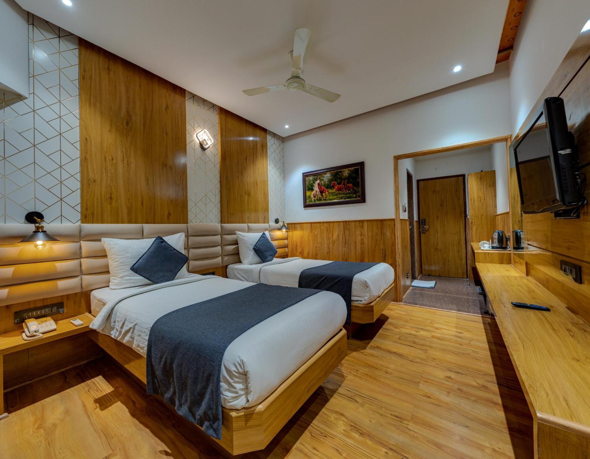 Hotel Surya Executive 3 Star Hotel ソーラープル エクステリア 写真