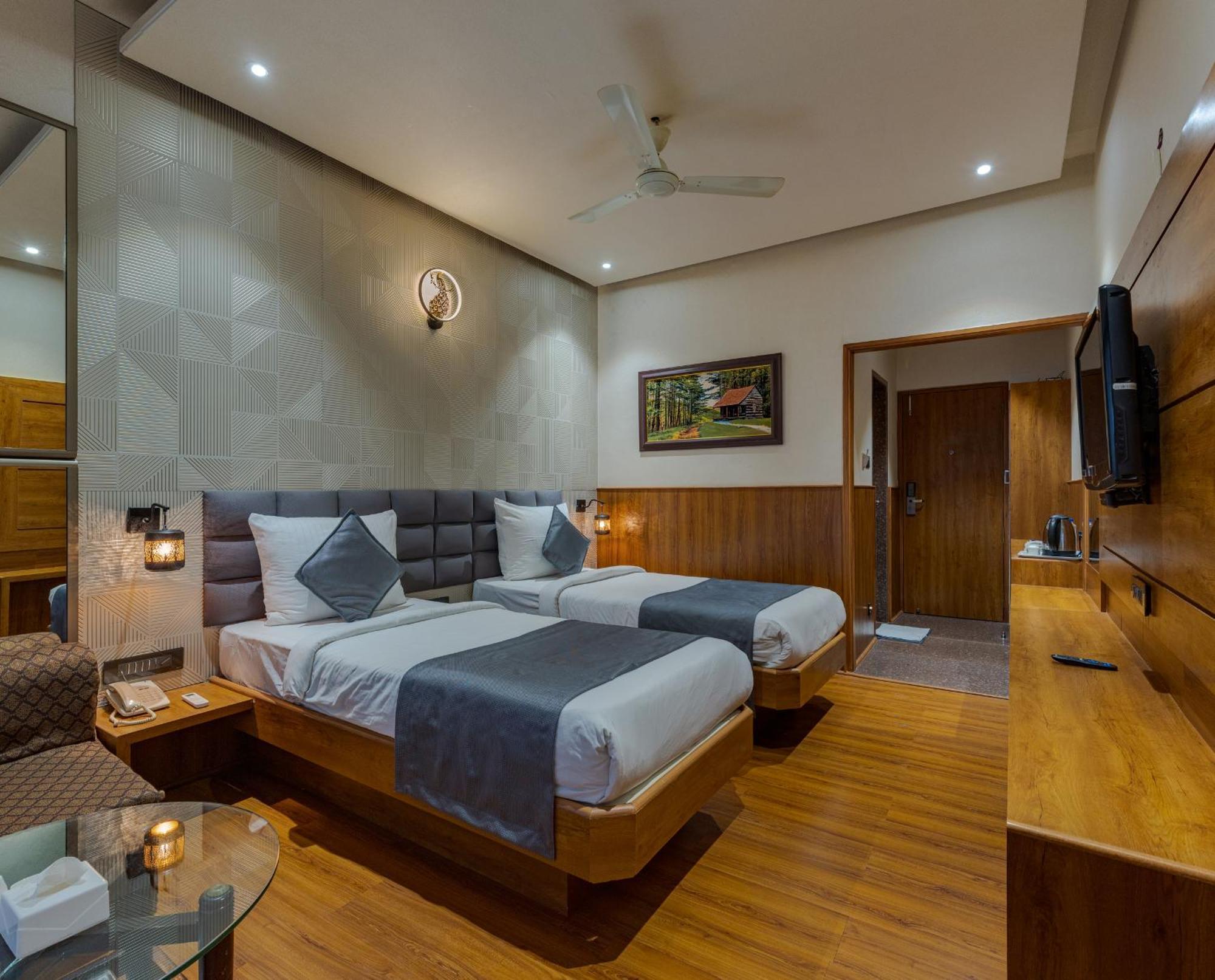 Hotel Surya Executive 3 Star Hotel ソーラープル エクステリア 写真