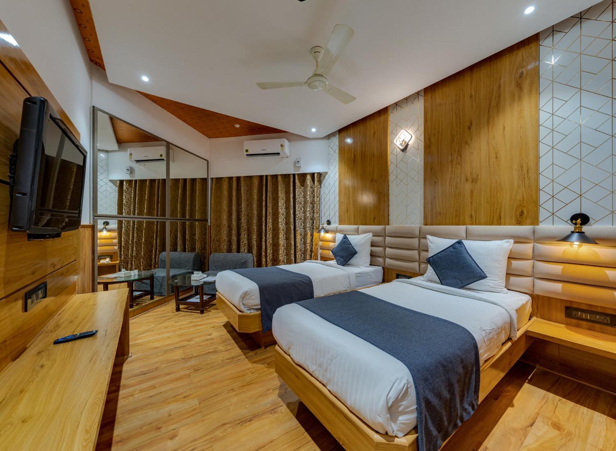 Hotel Surya Executive 3 Star Hotel ソーラープル エクステリア 写真