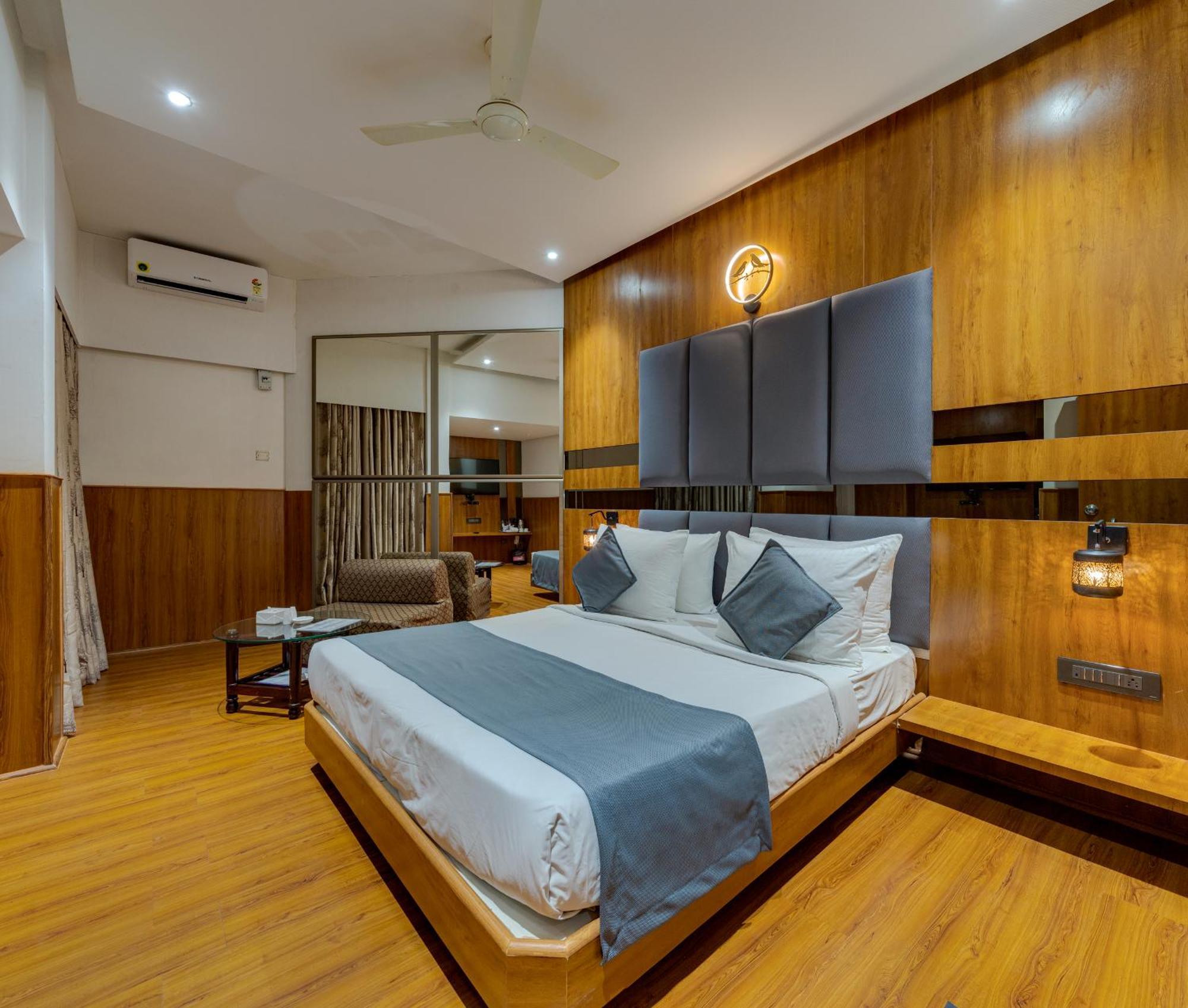 Hotel Surya Executive 3 Star Hotel ソーラープル エクステリア 写真