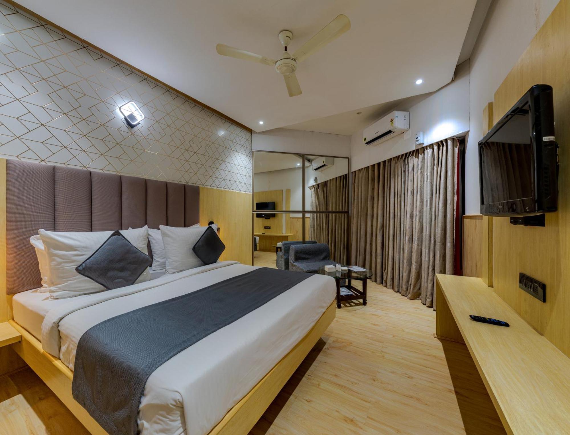 Hotel Surya Executive 3 Star Hotel ソーラープル エクステリア 写真
